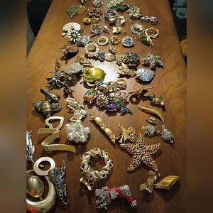 Huge Vintage Brooch Lot Beautiful Unique, Some Signed.